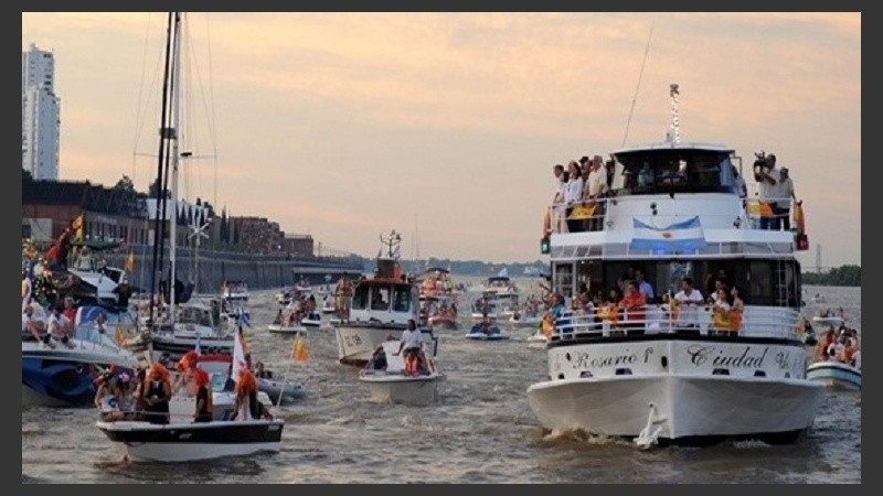 El barco Ciudad de Rosario en la Caravana de los Deseos de 2013.