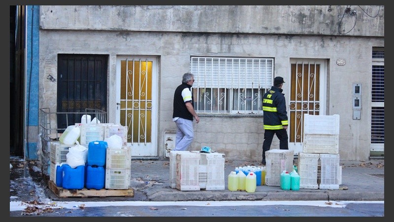 A los vecinos se les pidió que cerraran sus ventanas. Los más cercanos a la distribuidora debieron salir de sus viviendas.