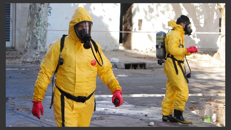 Los trajes con máscaras para las tareas de limpieza.