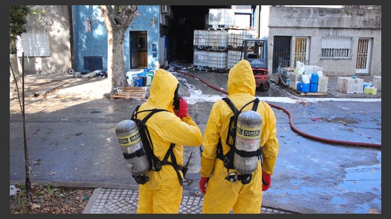 Dos Bomberos Zapadores a punto de ingresar al lugar del hecho.