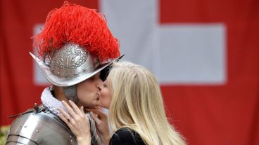 Un soldado besa a su novia luego de tomar juramento.