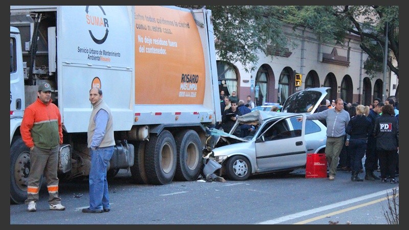 El auto incrustado en el camión recolector.