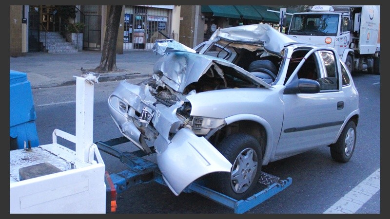 Así retiraban el coche de las víctimas fatales.