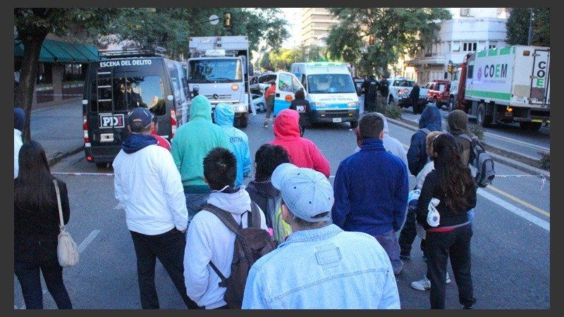 Decenas de curiosos se acercaron a Pellegrini y Paraguay.