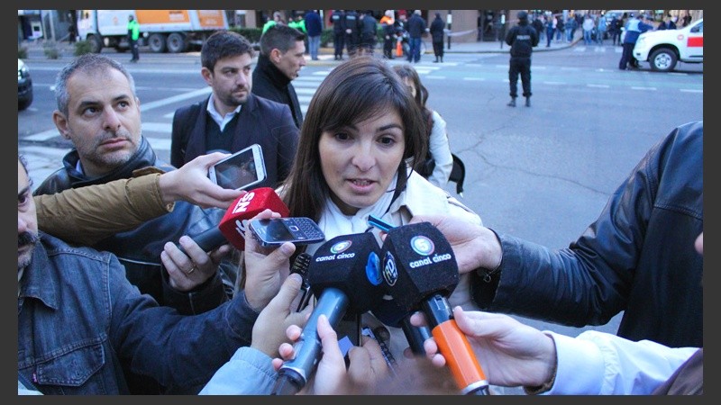 La fiscal Prunotto habló con la prensa en el lugar del siniestro.