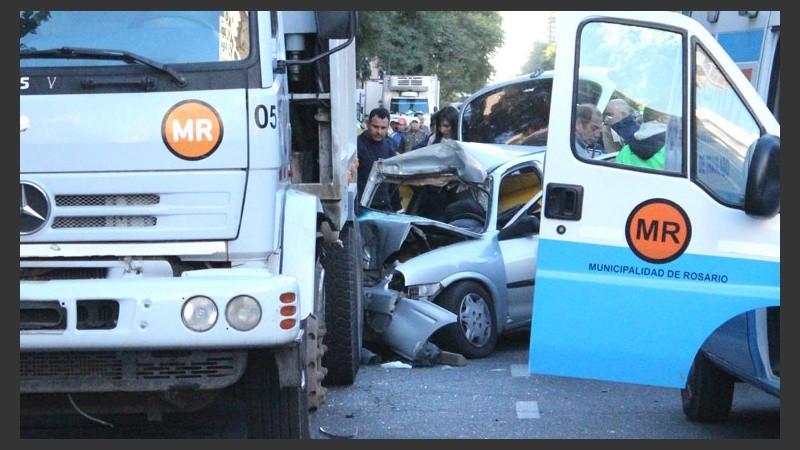 Un Chevrolet Corsa impactó contra un camión recolector de basura que se encontraba detenido.