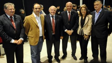 Hermes Binner, junto a los candidatos del Frente Progresista.