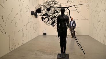 Un hombre contempla una obra del artista italiano Mimmo Paladino.