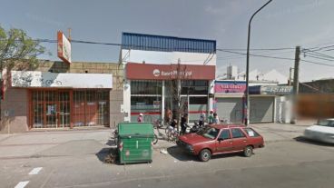 El frente del banco asaltado este viernes al mediodía en Juan José Paso al 5700.