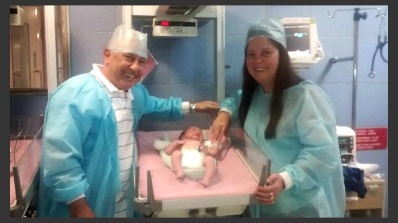 La pareja y el pequeño Gael.