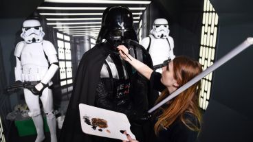 Una de las artistas pinta a Darth Vader. La muestra abrirá al público el próximo 12 de mayo.