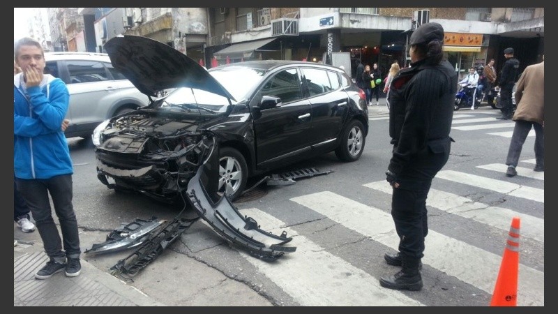 Violento choque entre dos autos en el microcentro rosarino | Rosario3