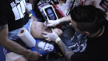 Un joven se tatúa a Clint Eastwood en su pierna.
