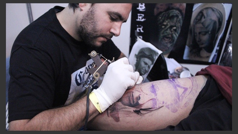 Un fanático de Juan Manuel Fangio se tatúa la cara del piloto.