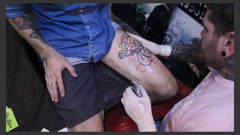 Trabajo a medio terminar en el muslo de un joven.