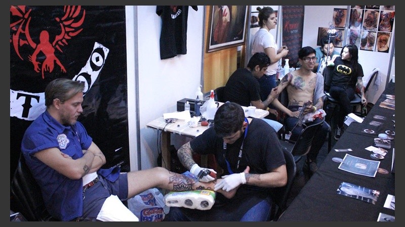 Hay stands con tatuadores en cuatro pisos del Centro Cultural ubicado en San Martín al 1080.