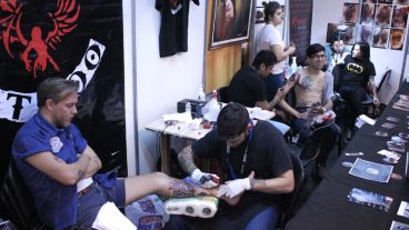 Hay stands con tatuadores en cuatro pisos del Centro Cultural ubicado en San Martín al 1080.