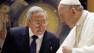 Raúl Castro y Francisco tuvieron un cálido encuentro este domingo.