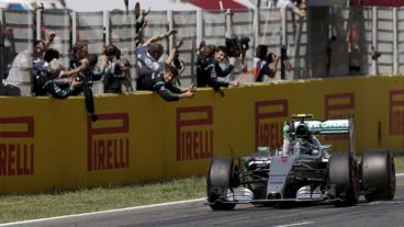 El momento en que Rosberg se consagra en España.