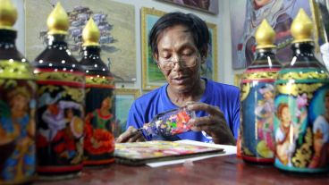 ¡Un crack! Un hombre de Birmania dibuja y pinta botellas por dentro.