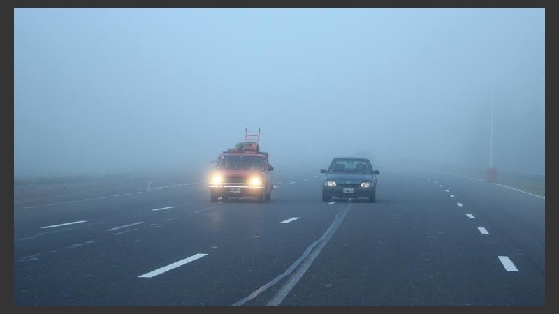 Cuando se ingresa a un banco de niebla, hay que disminuir la velocidad, aumentar la distancia entre vehículos y no utilizar luces altas ni balizas.