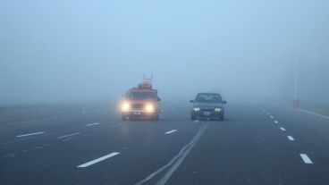 Cuando se ingresa a un banco de niebla, hay que disminuir la velocidad, aumentar la distancia entre vehículos y no utilizar luces altas ni balizas.