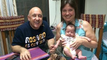 Gael con sus padres Alejandra y Roberto, aún en India.