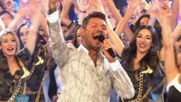 Tras un apertura que hilvanó musicales y coreografías, se escuchó el "buenas noches, América" de Marcelo Tinelli.