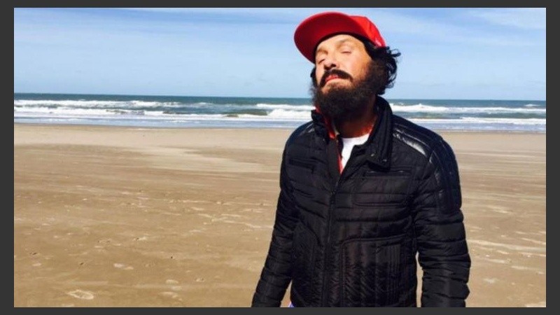 Marcelo –a lo Forrest Gump– es el protagonista del corto en el que, junto a diferentes actores, recrea momentos históricos.