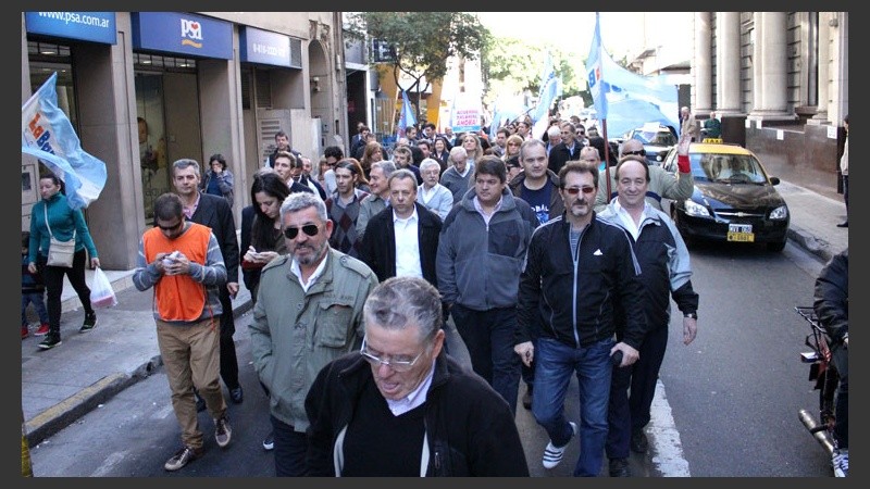 Los trabajadores de diferentes sucursales bancarias marchando por calle San Lorenzo.