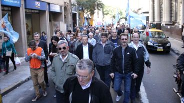 Los trabajadores de diferentes sucursales bancarias marchando por calle San Lorenzo.