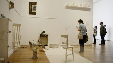 Una mujer observa una instalación de la artista japonesa.
