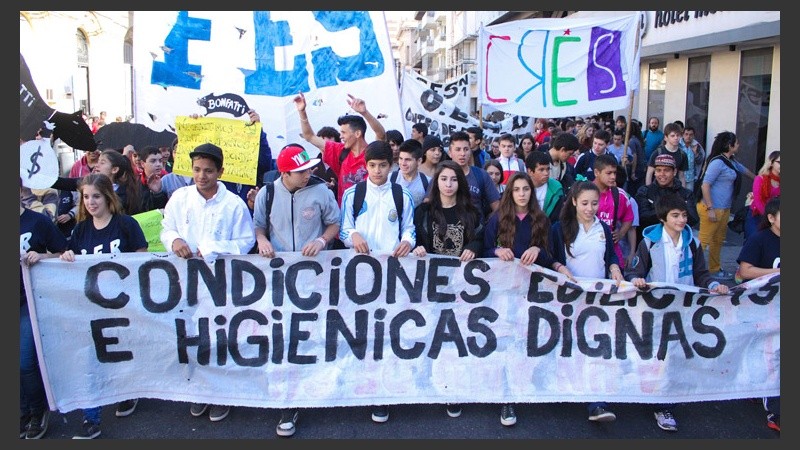 Estudiantes secundarios marcharon por el centro de la ciudad pidiendo mejoras edilicias.