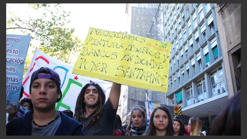 Los alumnos de distintas escuelas secundarias participaron de la movida este miércoles al mediodía.