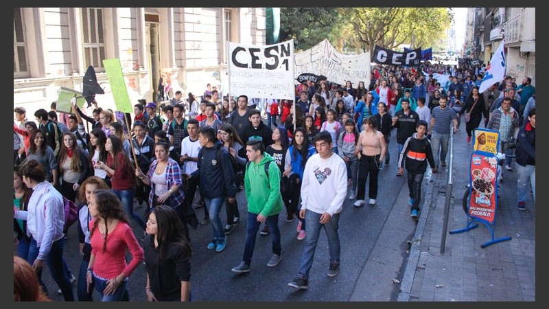Una buena cantidad de alumnos caminó por las calles céntricas.