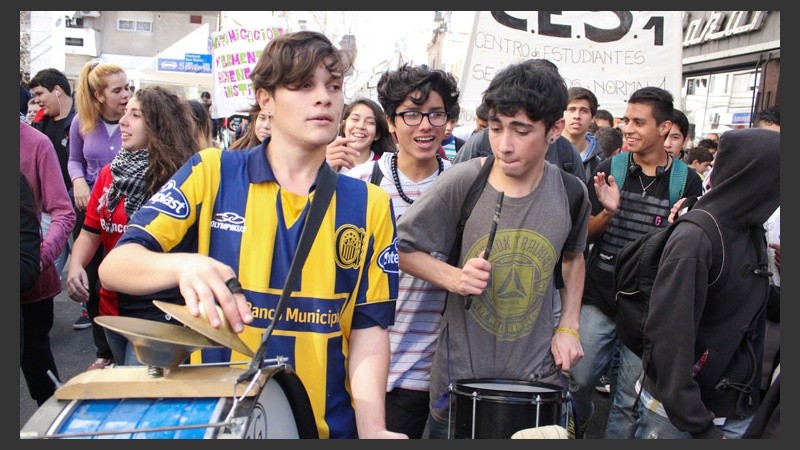 Unos jóvenes tocan los bombos en la ruidosa marcha de este miércoles.