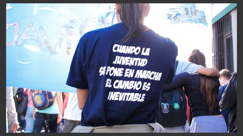 Una remera vista durante la marcha que invita a la unidad estudiantil.