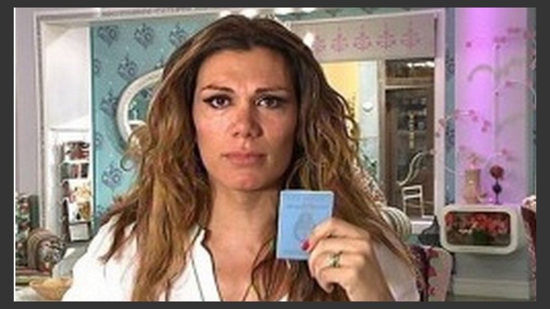 Flor de la V, una de las famosas que accedió a su nuevo documento de identidad.