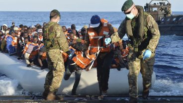 La Marina británica rescató en el mar Mediterráneo a más de 400 inmigrantes.