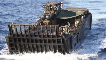 El buque de desembarco de la Marina británica los rescató en el mar.
