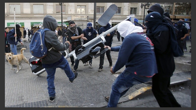 Unos jóvenes furiosos en las calles de la ciudad capital de Chile.