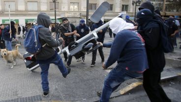 Unos jóvenes furiosos en las calles de la ciudad capital de Chile.