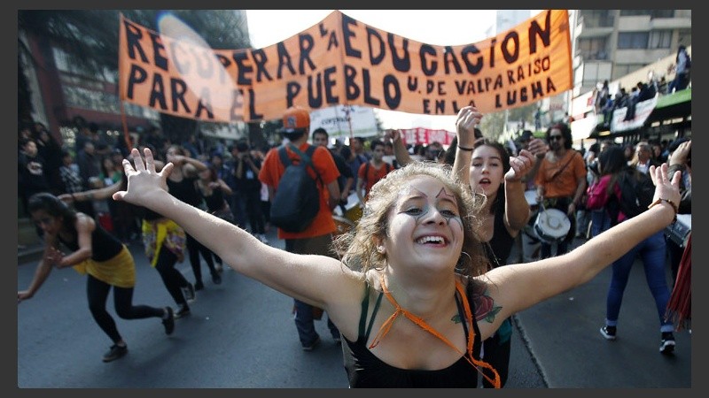 Una joven en medio de la movilización en las calles de Valparaíso.