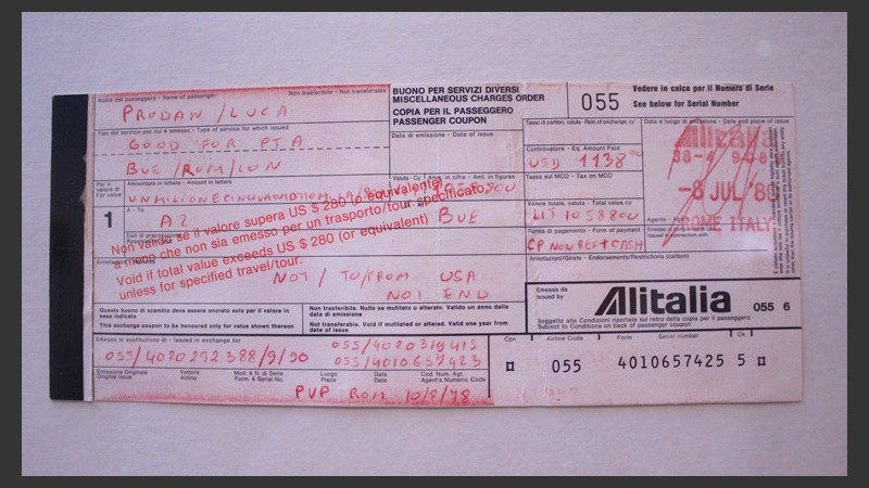 Foto del primer pasaje de su viaje a la Argentina exhibido en la exposición.