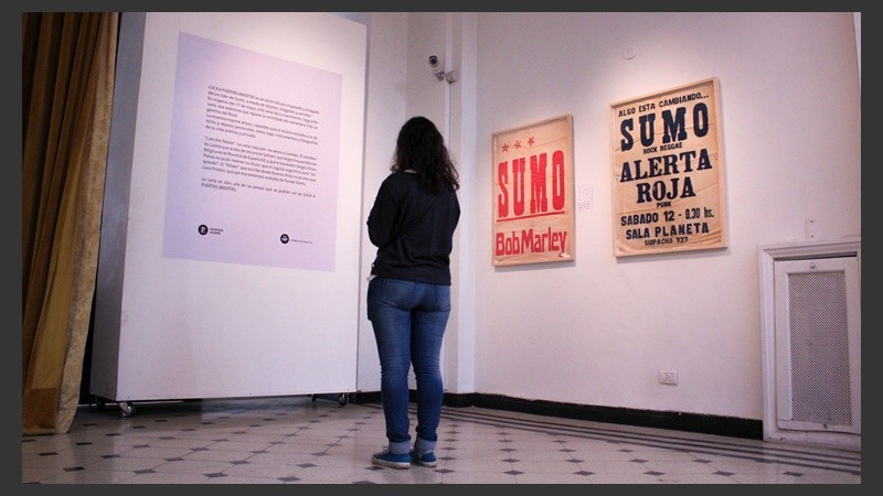 Una joven observa el cartel con la descripción de la muestra en Rosario.