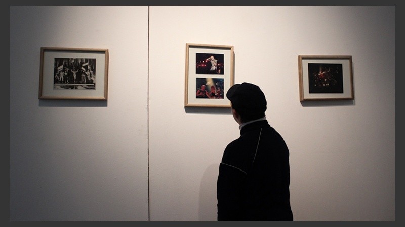 Un joven disfruta de las fotos -muchas inéditas- del músico en sus diferentes etapas de su vida.