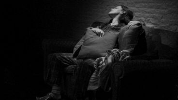 A las 21, “El destino de los huesos”, con dramaturgia de Virginia Ducler y Andrea Fiorino, y protagonizada por esta última. En La Manzana, San Juan 1950.