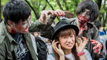 Dos zombis asustan a una joven.