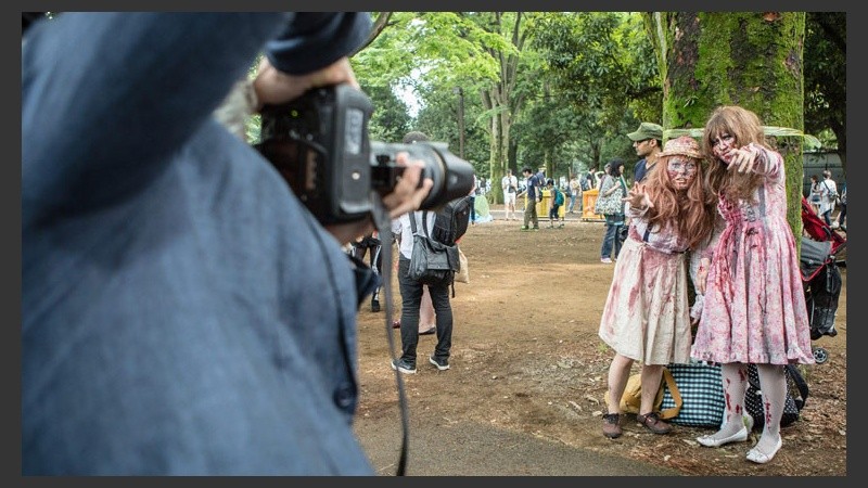 Dos zombis mujeres posan ante cámara en una sesión de fotos.