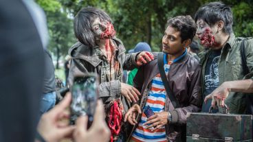 ¡Qué miedo! Unos jóvenes disfrazados de zombis recorrieron un parque de Tokio.
